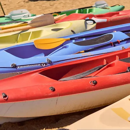 דירה Chic By The Coast In *